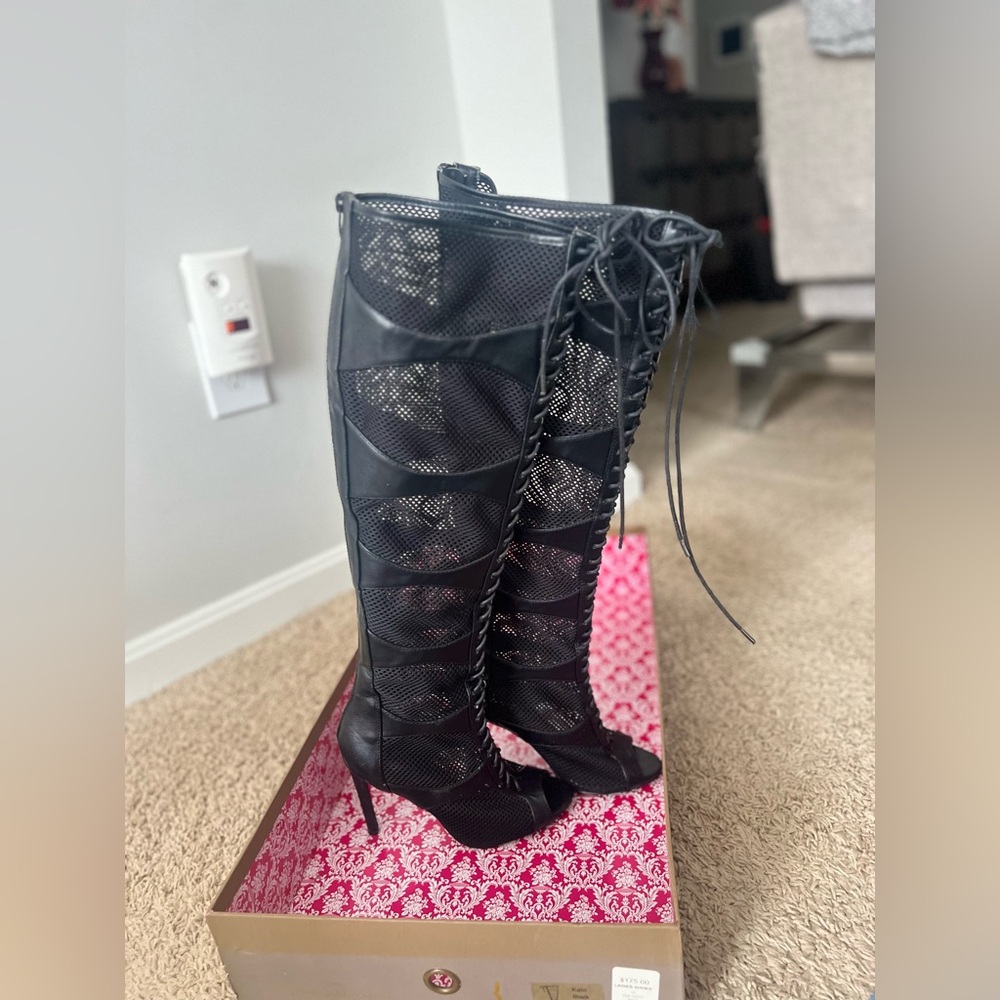 Womens boots size 8, brand Privileged